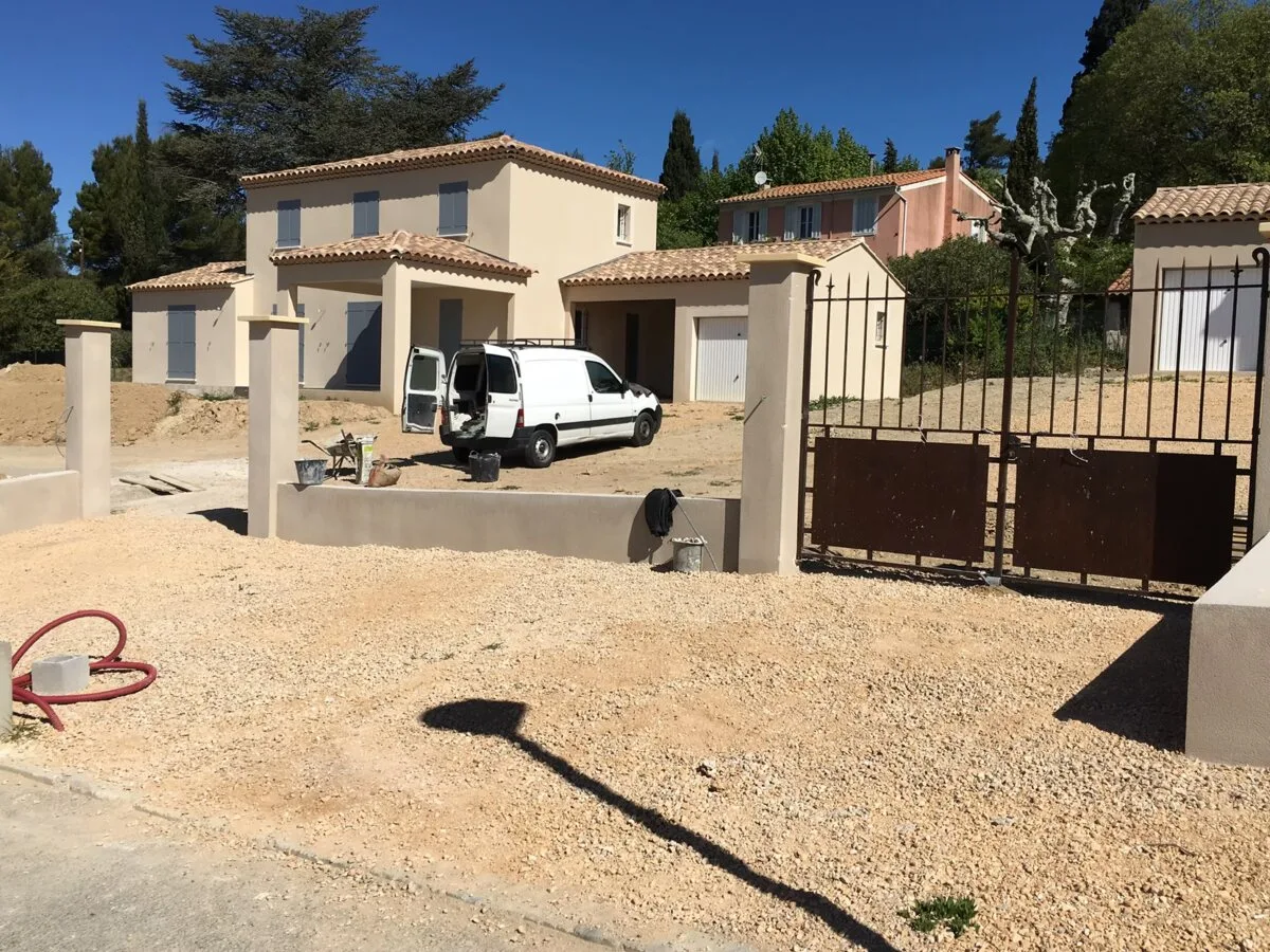 Travaux extérieurs et bâtiment collectif en chantier